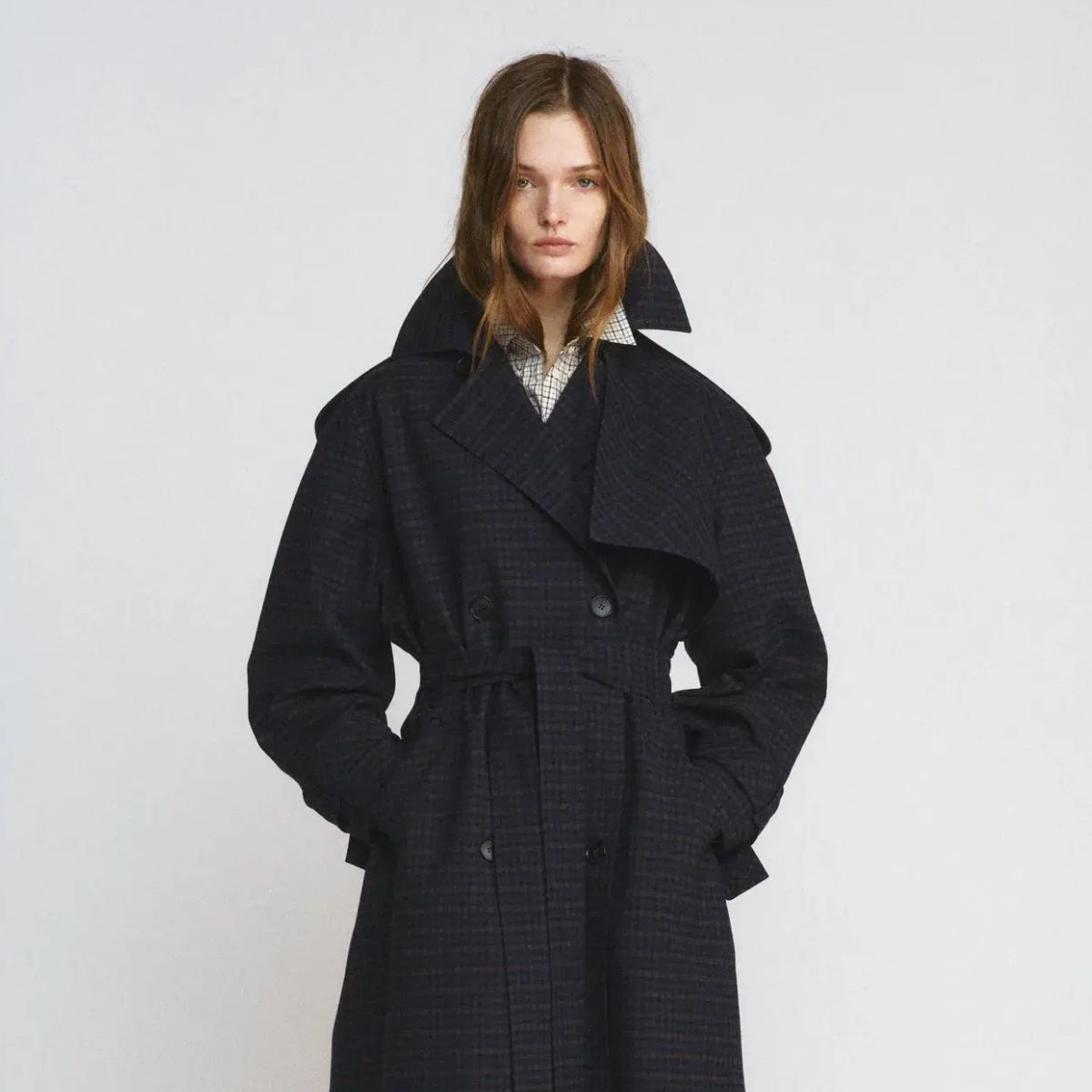 Model wears H&amp;M v-neck white jumper.