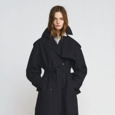 Model wears H&M v-neck white jumper.