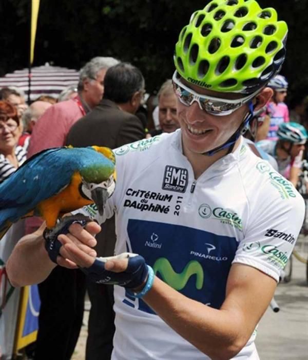 Best young rider Jerome Coppel (Saur Sojasun) with an avian friend before the stage