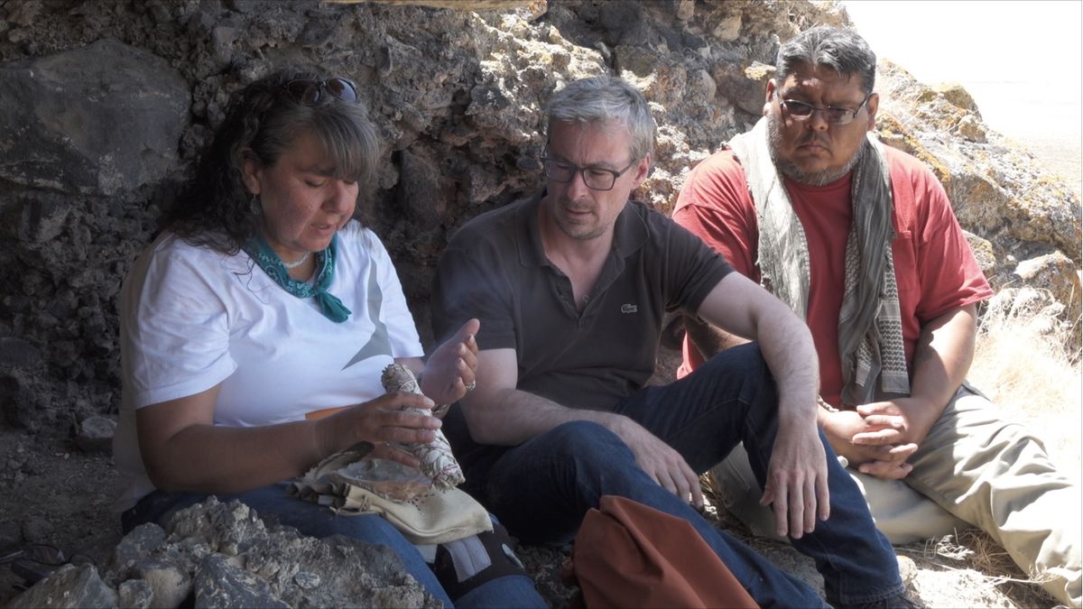 Professor Eske Willerslev with Donna and Joey, two members of the Fallon Paiute-Shoshone tribe.