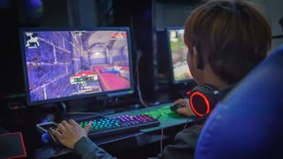 Un adolescente jugando online con un ordenador