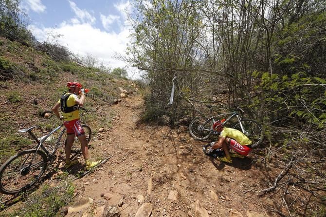 Men's leaders Luis Leao Pinto and Tiago Ferreira have mechanical troubles