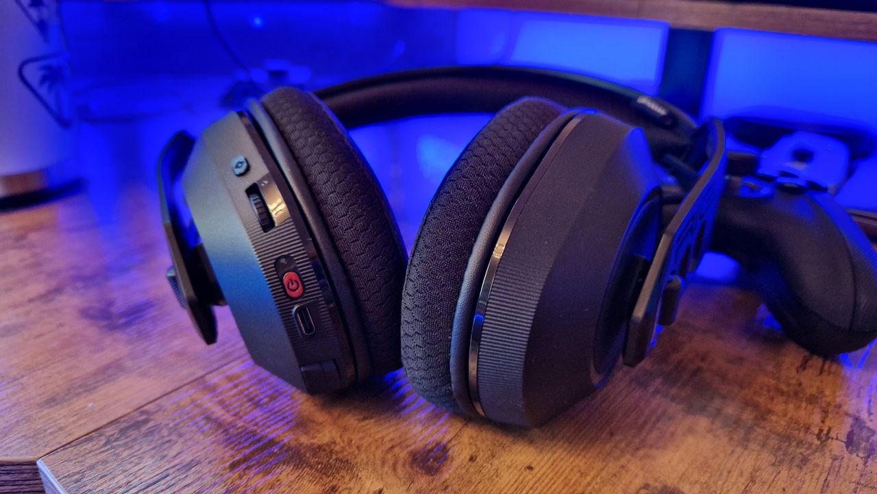Nacon RIG 600 Pro earcup controls