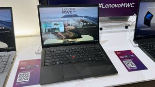En Lenovo ThinkPad T14 Gen 5 står på ett bord på MWC 2024.