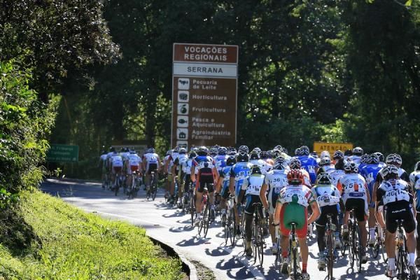 The peloton heads to Rio dos Ostras on Stage 4