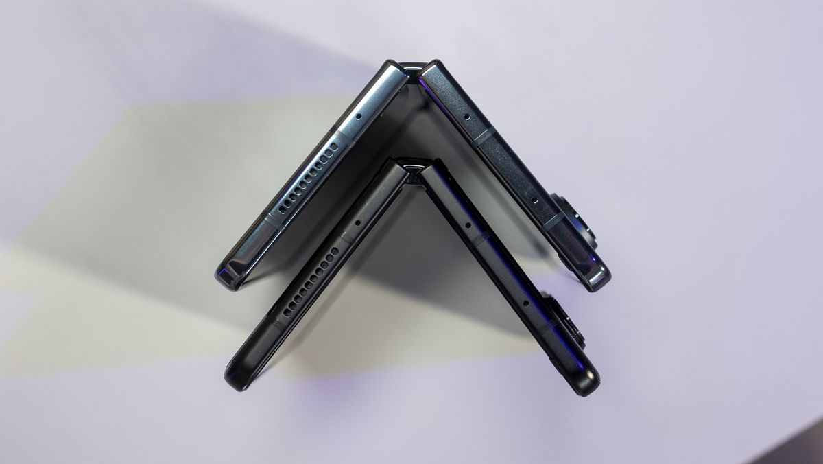 Samsung Galaxy Z Fold 3 (black) versus Samsung Galaxy Z Fold 4 (Graygreen)