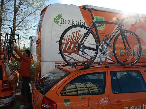 Euskaltel-Euskadi team mechanics