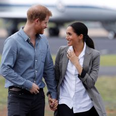 dubbo, australia october 17 prince harry, duke of sussex and meghan, duchess of sussex arrive at dubbo airport on october 17, 2018 in dubbo, australia the duke and duchess of sussex are on their official 16 day autumn tour visiting cities in australia, fiji, tonga and new zealand photo by phil noble poolgetty images