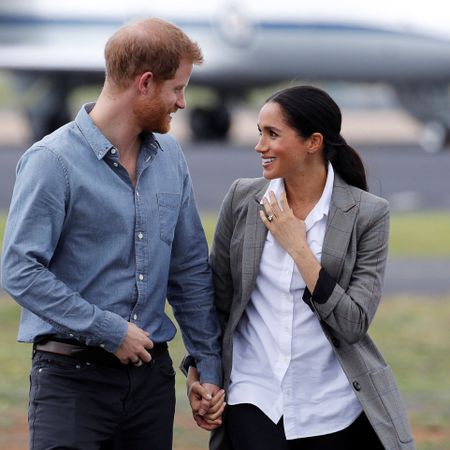 dubbo, australia october 17 prince harry, duke of sussex and meghan, duchess of sussex arrive at dubbo airport on october 17, 2018 in dubbo, australia the duke and duchess of sussex are on their official 16 day autumn tour visiting cities in australia, fiji, tonga and new zealand photo by phil noble poolgetty images