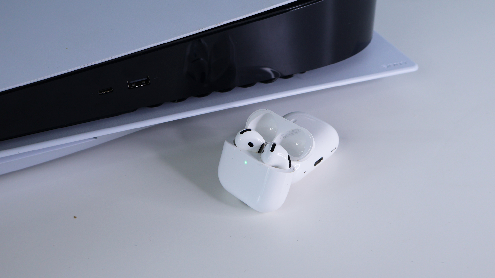 PS5 و AirPods 