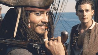 Et bilde fra «Pirates of the Caribbean: The Curse of the Black Pearl» der Johnny Depp og Orlando Bloom står på et skip