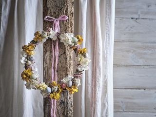 how to make an easter wreath with quails eggs and preserved flowers