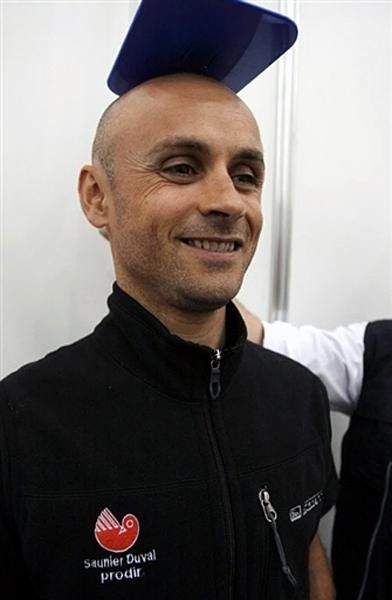Christophe Rinero (Saunier Duval) is allsmiles as the Tour tells him how tall he is.