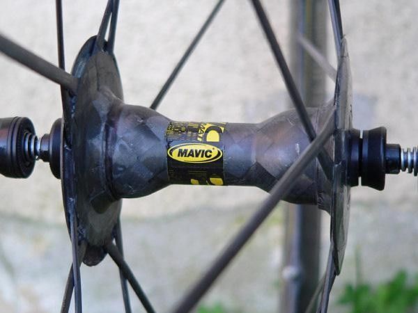 The front hub utilizes narrow-profile flanges.