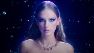 Taylor Swift wearing a multi-colored necklace in the Bejeweled music video.