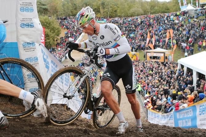 Sven Nys (Crelan-Euphony) runs with his bike