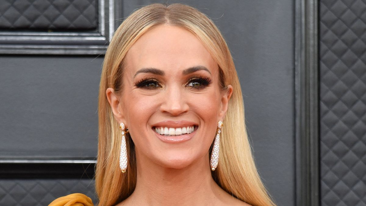 Carrie Underwood uses our favorite &rsquo;new neutrals&rsquo; to perfection in her