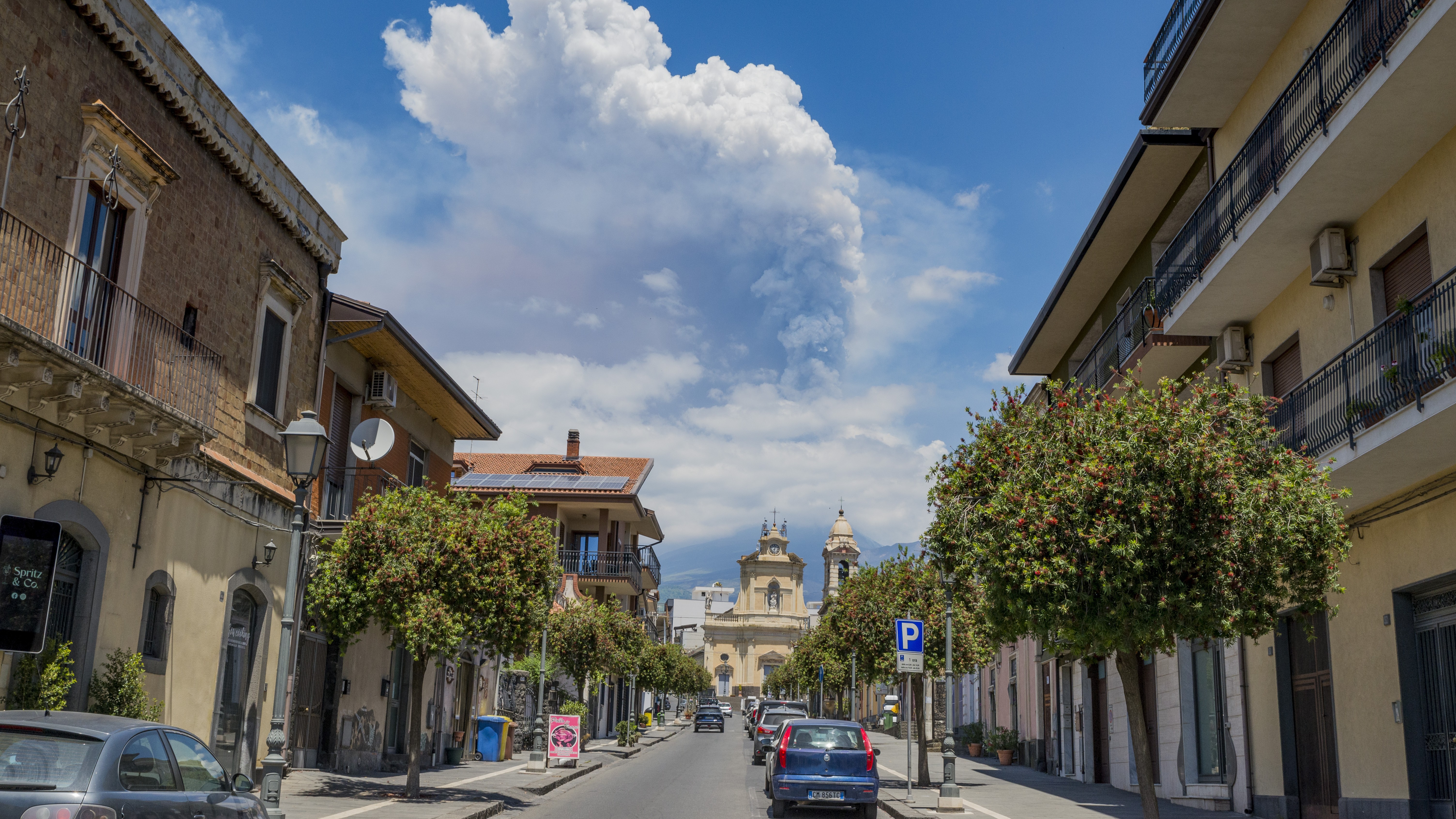 A photograph of the Mount Etna ash cloud from the streets of Catania.