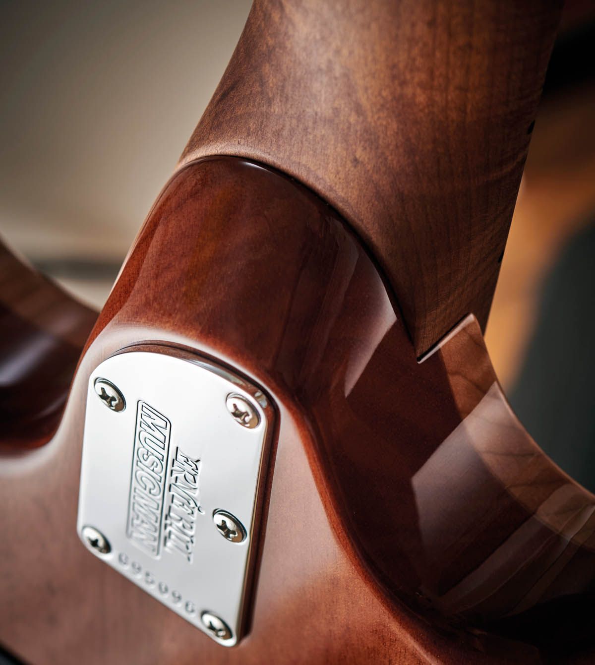 The sculpted heel makes the Sabre must accommodating to those spotlight moments up the top end of the fretboard.