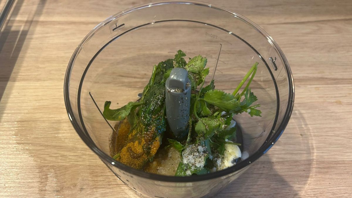 Cuisinart Power Blend Immersion Blender containing saag ingredients