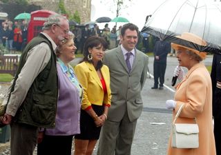 Emmerdale, ITV Emmerdale Tour UNITED KINGDOM - JULY 09: Queen Elizabeth Ll Visiting The Set Of 'emmerdale', A Well Known British Soap Opera Produced By Yorkshire Television Limited, As Part Of Her Nationwide Golden Jubilee Tour. The Queen Is Talking To Actors (l-r) Stan Richards (seth Armstrong), Paula Tilbrook (betty Eggleston), Deena Payne (viv Hope) And Antony Audenshaw (bob Hope). (Photo by Tim Graham Photo Library via Getty Images)