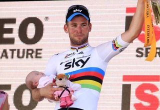 Stage 5 winner Mark Cavendish (Sky) on the podium with his daughter Delilah.