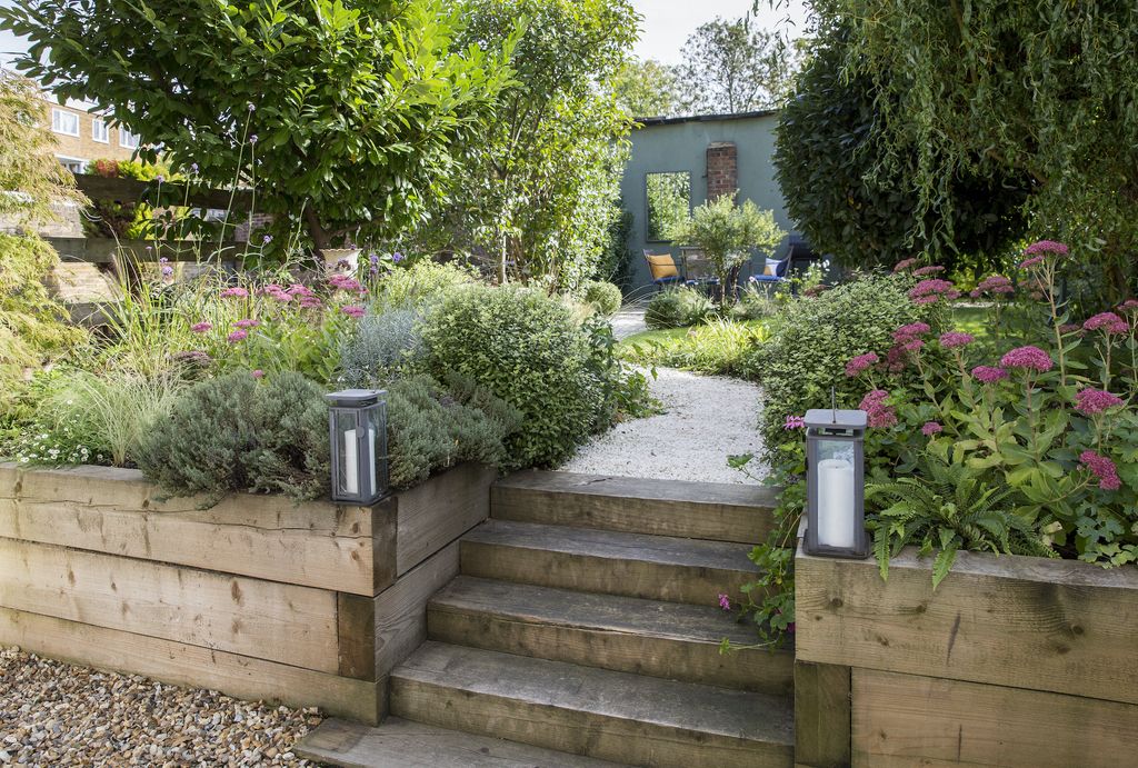 10 Retaining Wall Ideas for an Interesting Sloped Garden | Homebuilding