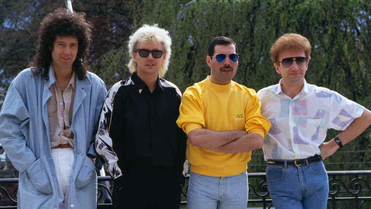 Queen posing for a photograph in 1986