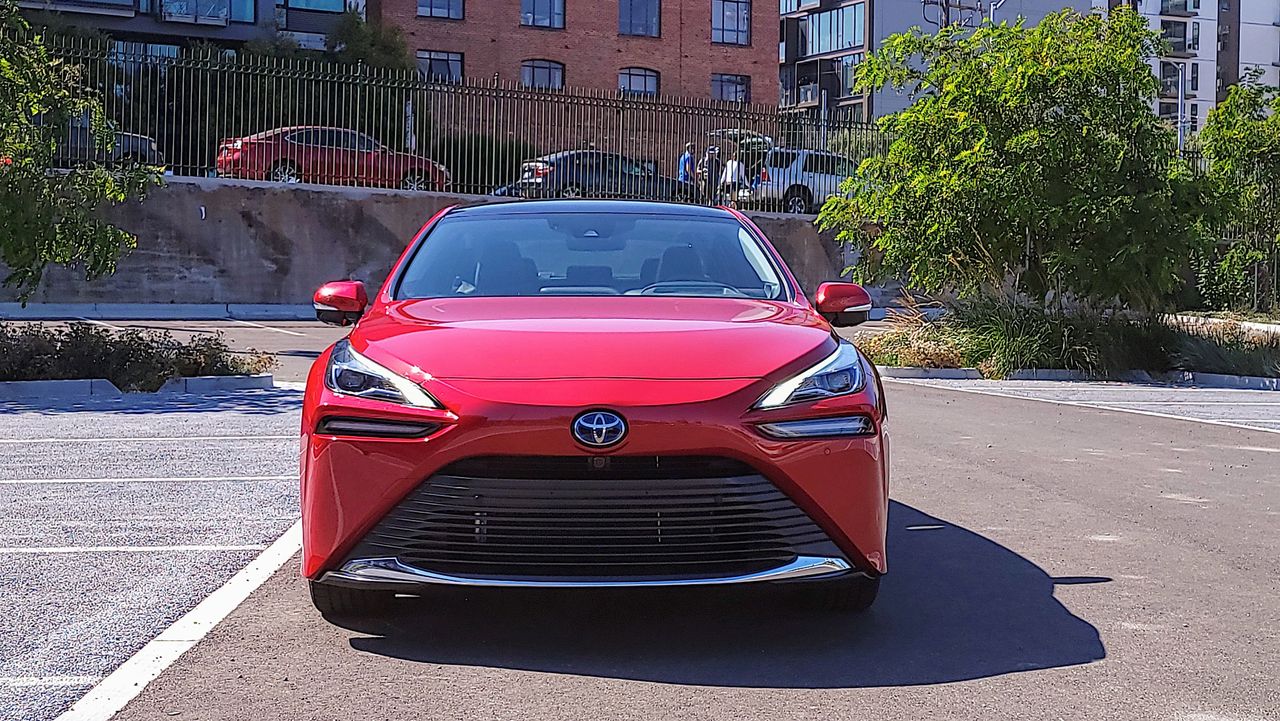 Front profile of Toyota Mirai (2021)