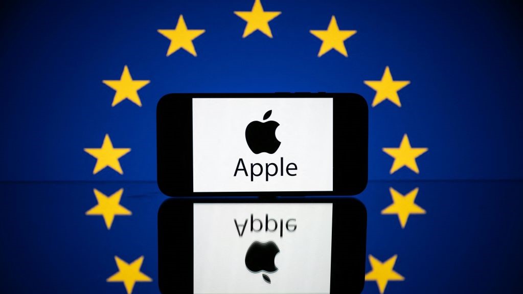 This picture taken on April 27, 2023 in Toulouse, southwestern France, shows a screen displaying the Apple logo and the European flag.