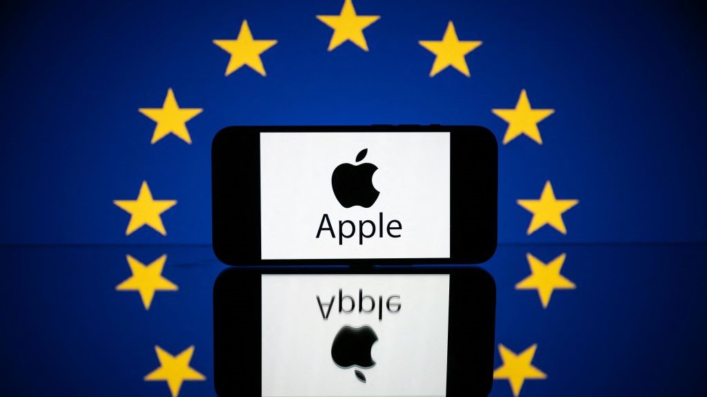 Dieses am 27. April 2023 in Toulouse im Südwesten Frankreichs aufgenommene Bild zeigt einen Bildschirm mit dem Apple-Logo und der Europaflagge.