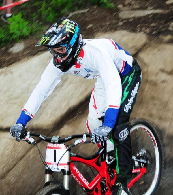Sam Monster Energy-Specialized) took third place, but held on to his series lead.
