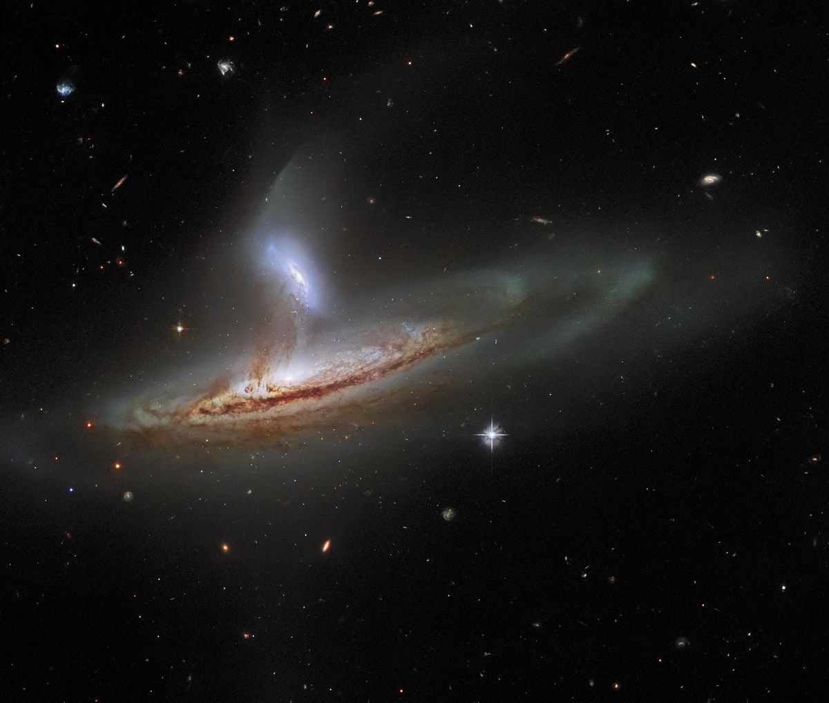 Teleskop Hubble’a był pod idealnym kątem, aby uchwycić to prawie niemożliwe ujęcie „dwóch tańczących galaktyk”