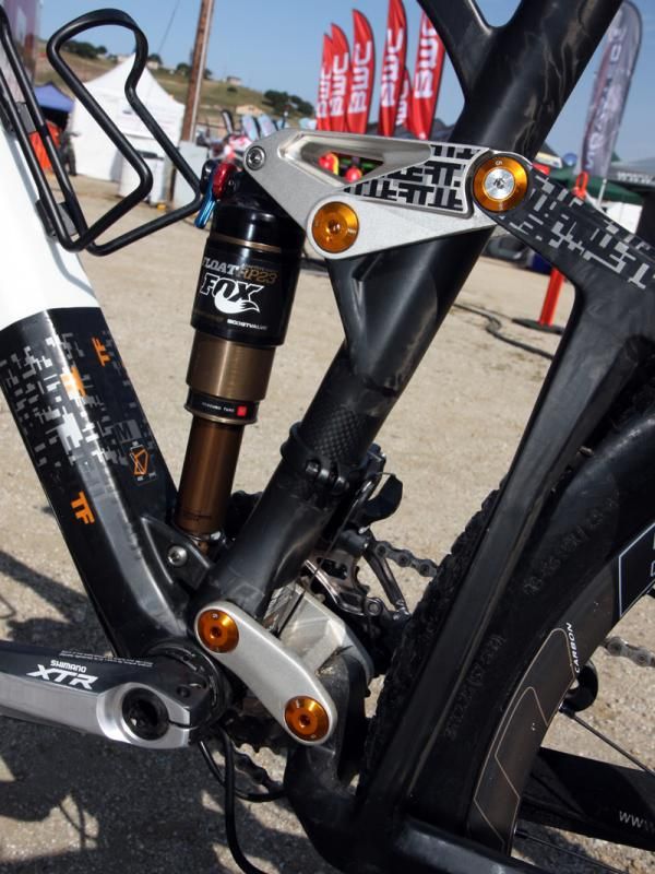 BMC's APS short dual link suspension design offers excellent pedaling manners with well sorted bump capabilities.