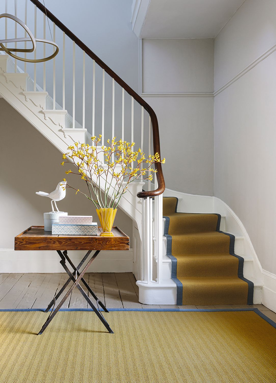 τάσεις χαλιών κίτρινο σκαλοπάτι και χαλί