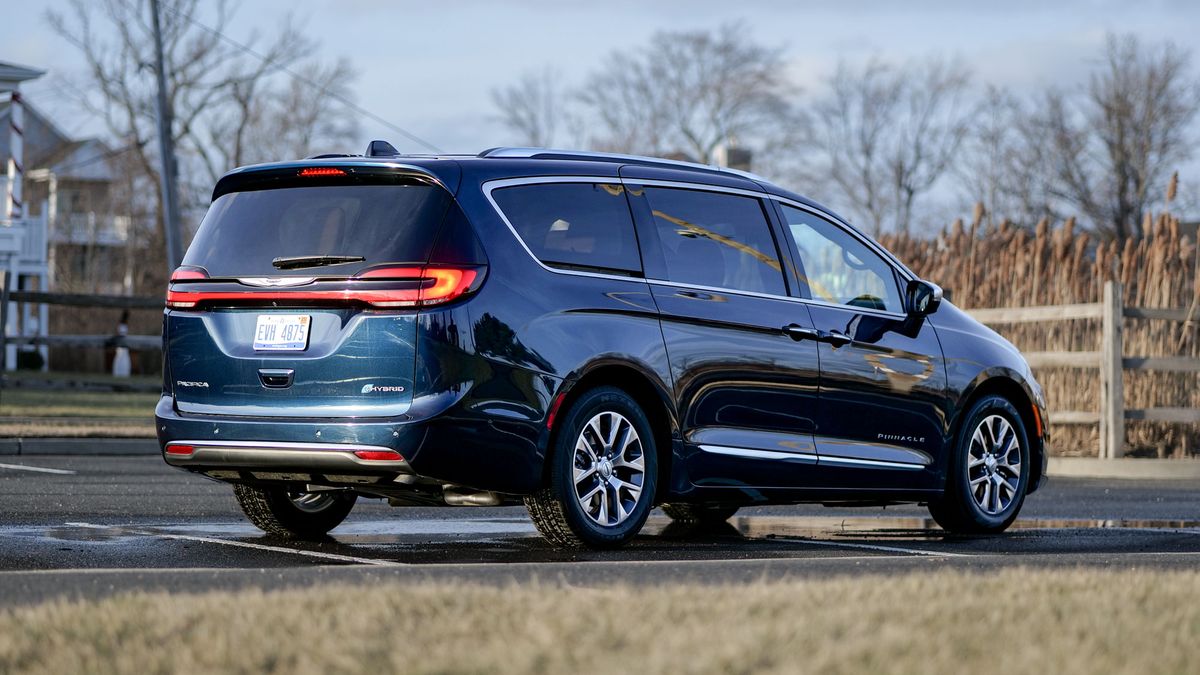 2024 Chrysler Pacifica Hybrid Pinnacle review.