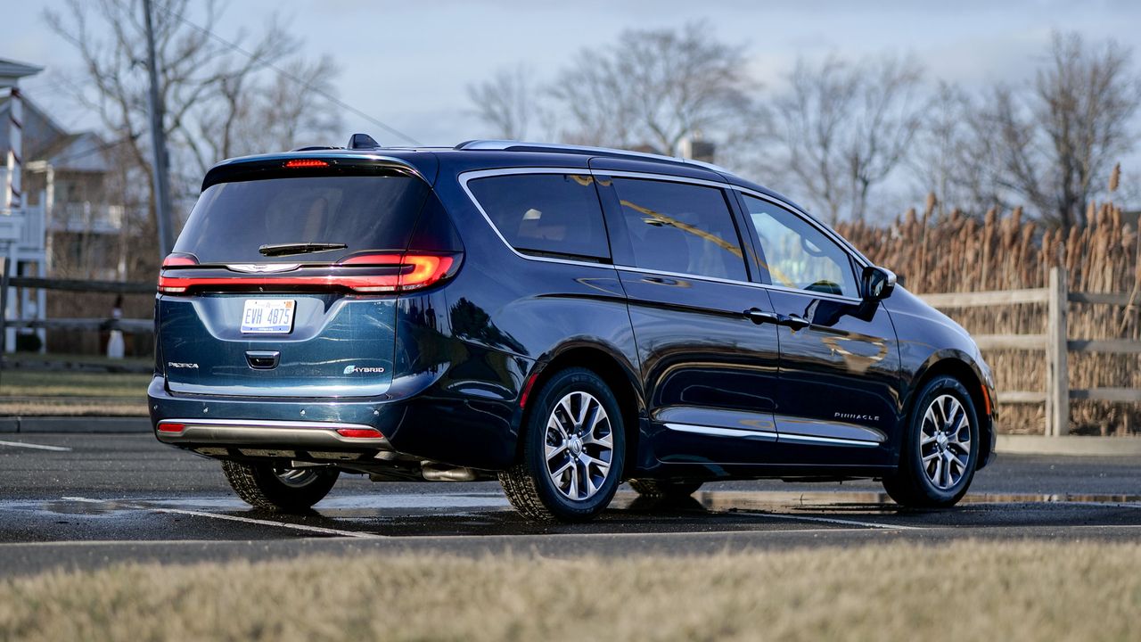 2024 Chrysler Pacifica Hybrid Pinnacle review.