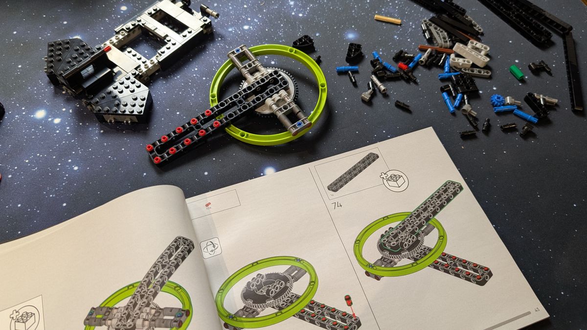 Build process for Lego Project Hail Mary set