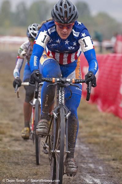 Katie Compton (Rabobank-Giant Off-Road Team) at the front, closely followed by Katerina Nash (Luna)