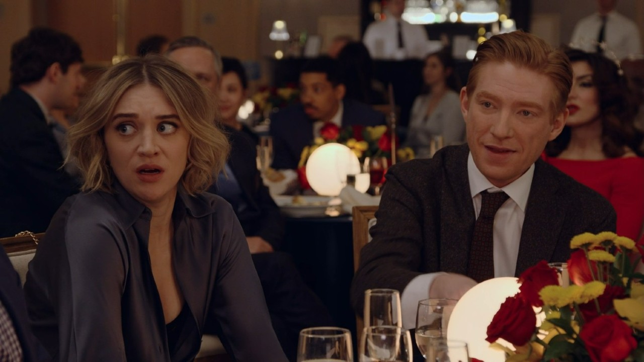 Domhnall Gleeson ve Chelsea Frei makalede endişeleniyor.