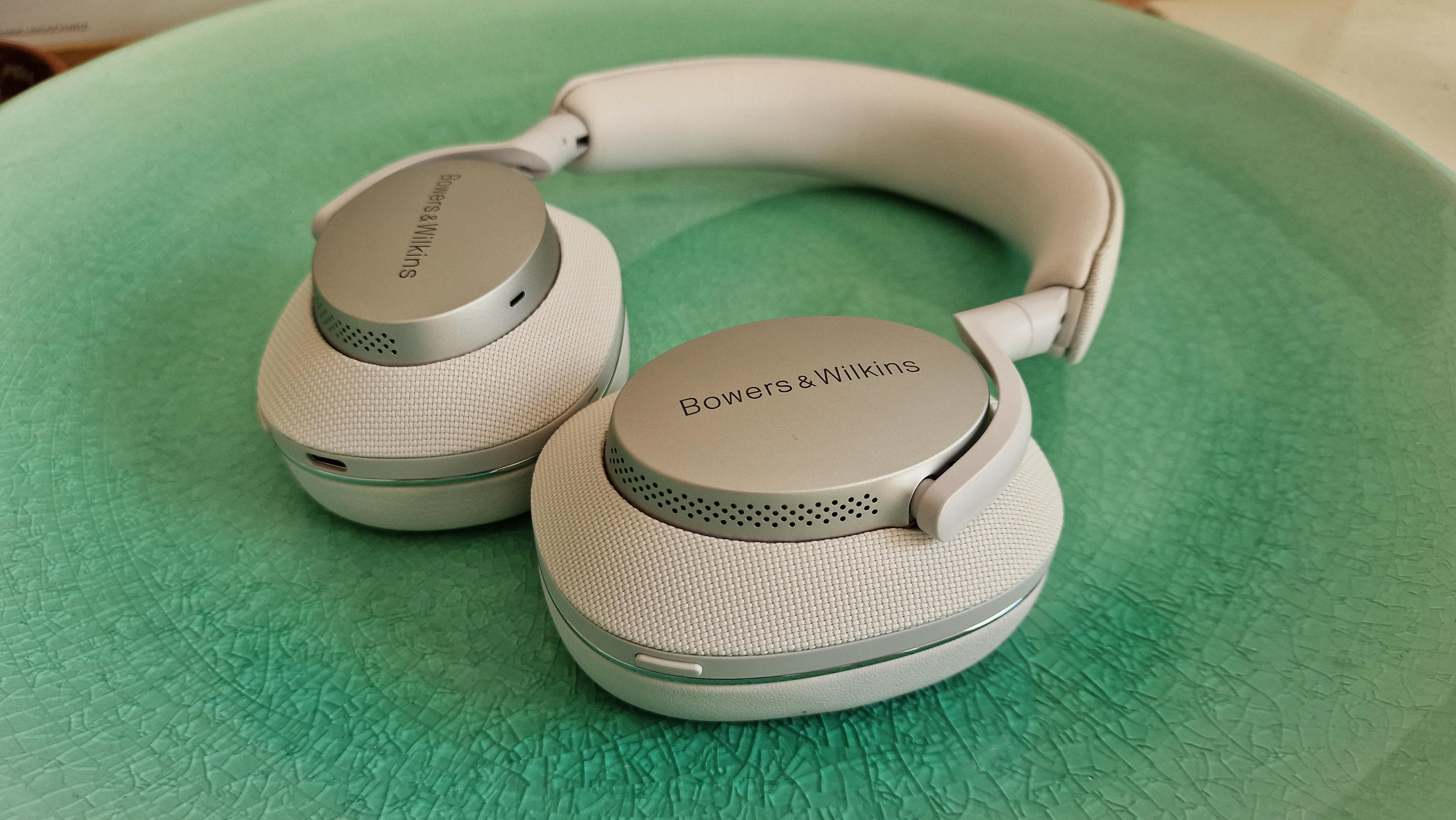 Bowers & Wilkins PX7 S2 ligger på et grønt fad