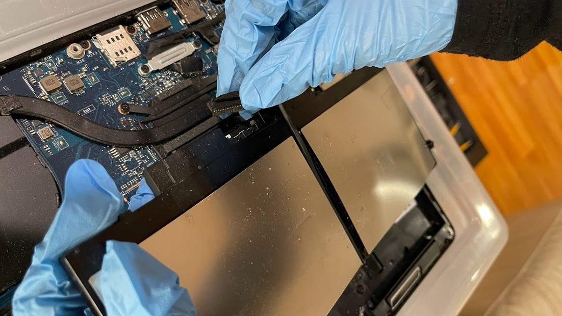 How to Safely Remove a Swollen Battery from Your Laptop