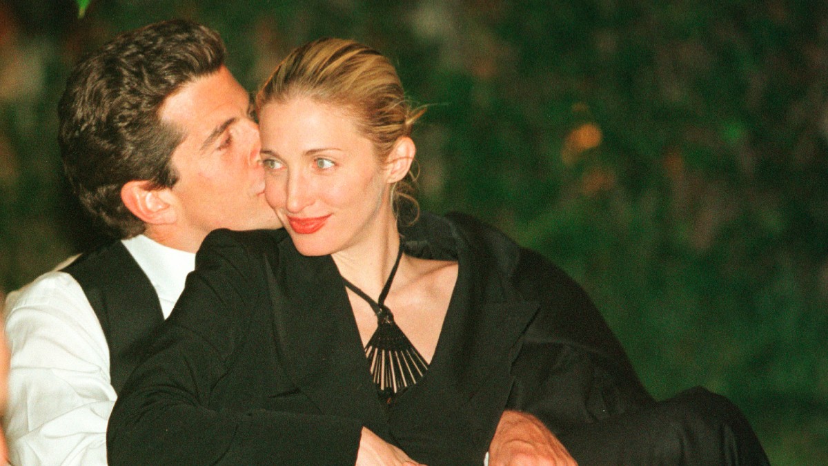 Photo of Carolyn Bessette-Kennedy and JFK Jr. in 1999