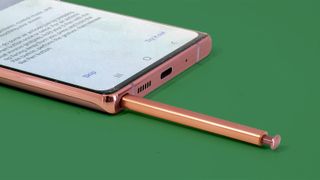 Samsung Galaxy Note 20 med pennan till hälften insatt i pennplatsen.