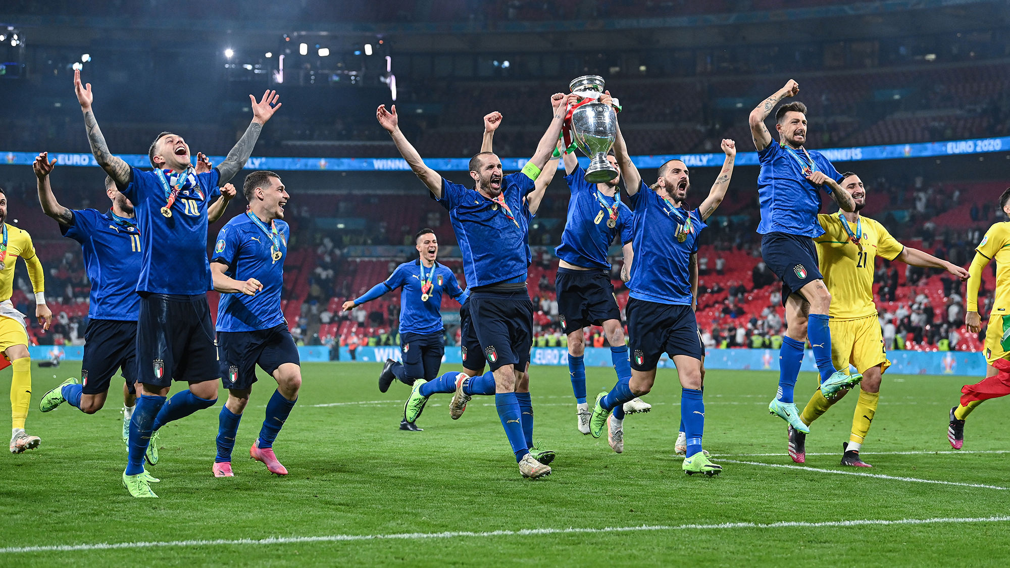 Leonardo Bonucci (R), Giorgio Chiellini (L) and the complete team of Italy lift the Henri Delaunay Trophy following his team's victory in during the UEFA Euro 2020 Championship Final between Italy and England at Wembley Stadium on July 11, 2021 in London, England.