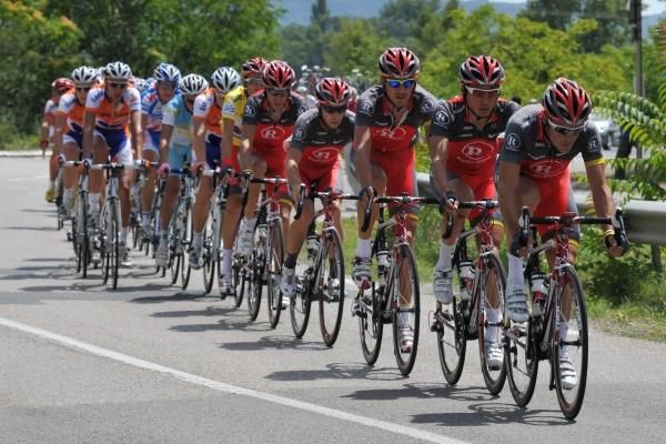 Race leader Haimar Zubeldia rides behind a line of RadioShack teammates.