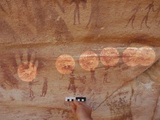 Rock art of lizard hands