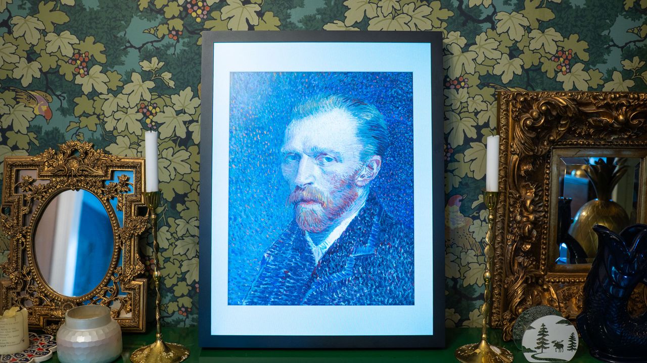 MorningBlues T2 displaying artwork of Vincent van Gogh Self-Portrait