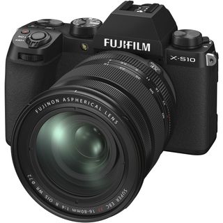 Fujifilm X-S10 set forfra på hvid baggrund