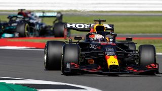 Max Verstappen en Lewis Hamilton rijden de GP van Silverstone